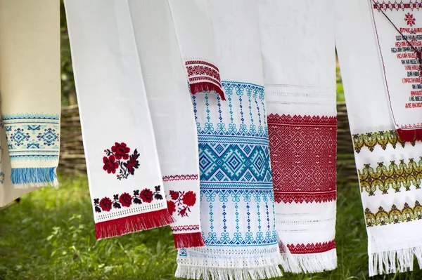 Вышитые традиционные украинские полотенца — стоковое фото
