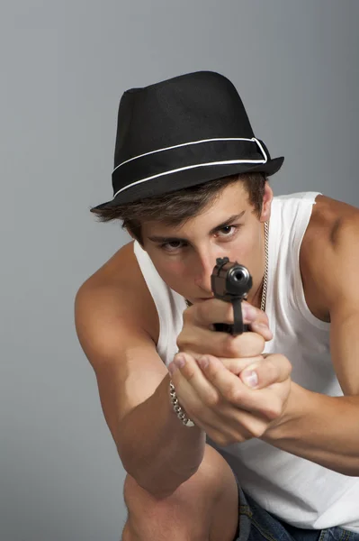 Genç bir adam elinde bir tabanca ile — Stok fotoğraf