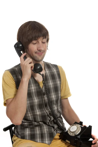 Elinizdeki eski bir telefon olan genç bir adam — Stok fotoğraf