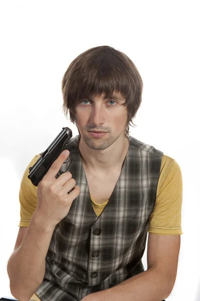 Молодой человек с пистолетом в руке — стоковое фото