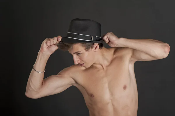 Ung kille med en svart hatt — Stockfoto