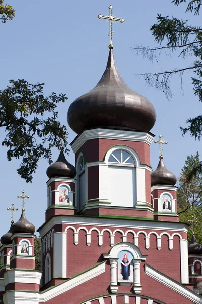 De hoofdingang van het klooster — Stockfoto