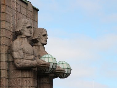 Helsinki tren istasyonunda heykeller.