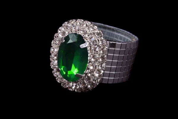 绿色宝石戒指 — 图库照片