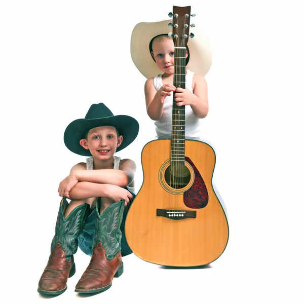 Два маленьких ковбоя с гитарой — стоковое фото