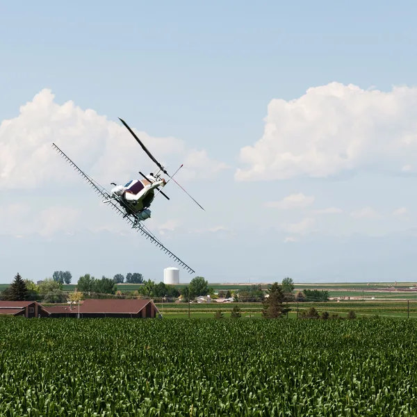 Helikopter besprutning av grödor med bekämpningsmedel — Stockfoto