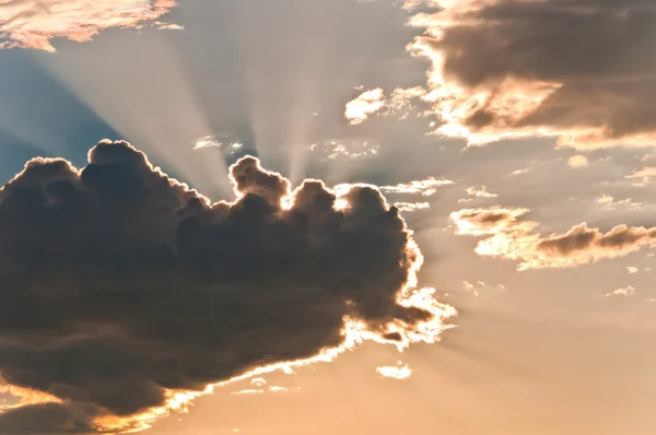 Los rayos del sol detrás de las nubes de la noche —  Fotos de Stock