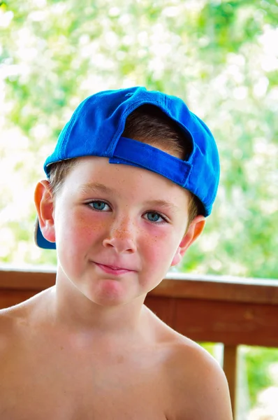 Söt liten pojke leende medan du njuter av hans sommar — Stockfoto