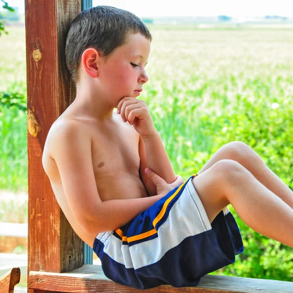 Menino pequeno fazendo uma pausa em um dia quente de verão — Fotografia de Stock