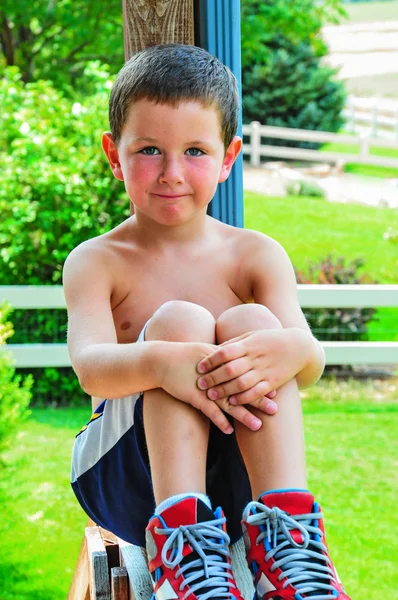 Szczęśliwy mały chłopiec w lecie — Zdjęcie stockowe