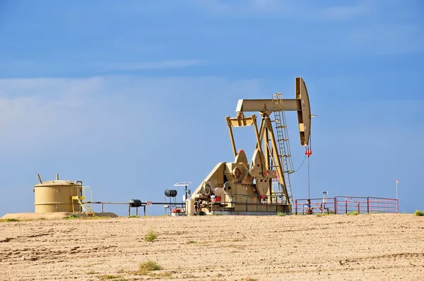 Råolja pump jack mot en blå himmel — Stockfoto