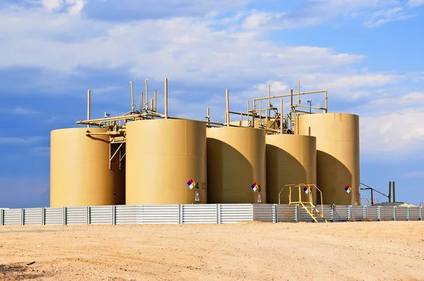 Tanques de almacenamiento de petróleo crudo en Colorado Central, EE.UU. — Foto de Stock