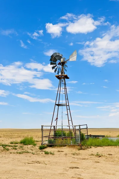 Moinho de vento no sul do colorado — Fotografia de Stock