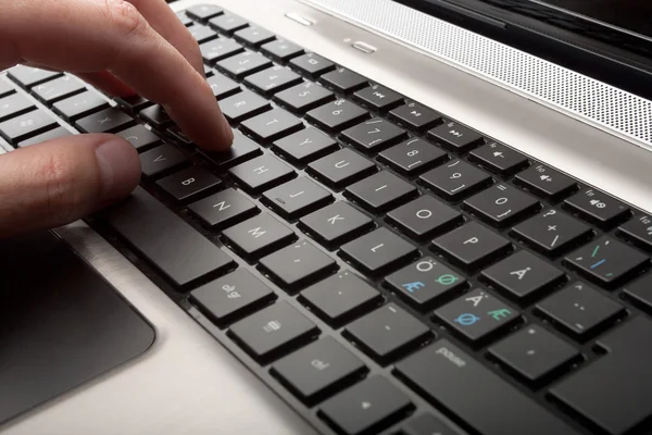 Scrittura a mano maschile sulla tastiera del computer portatile — Foto Stock