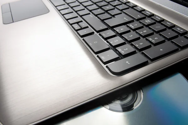 Εικόνα closeup ενός laptop και cd — Φωτογραφία Αρχείου