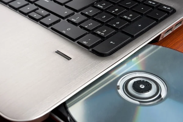 Zbliżenie obraz z laptopa i cd — Zdjęcie stockowe
