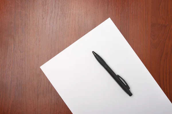 Чистая белая бумага с ручкой — стоковое фото
