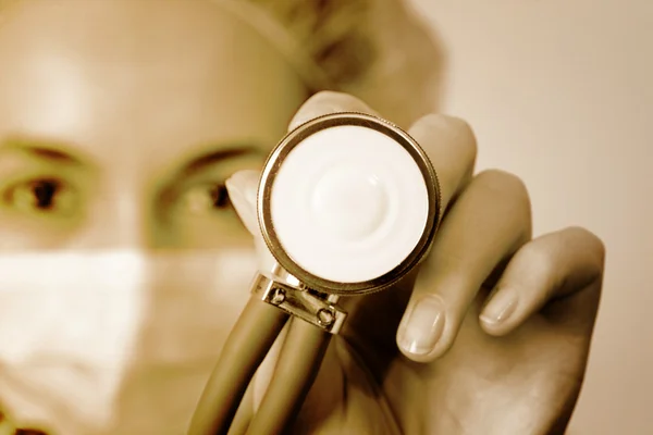 Ung läkare med stetoskop. — Stockfoto