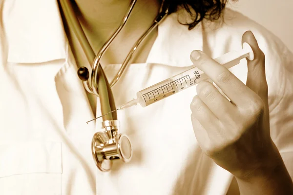청진기를 가지고 있는 젊은 의사 의사 의사의 초상화. — 스톡 사진