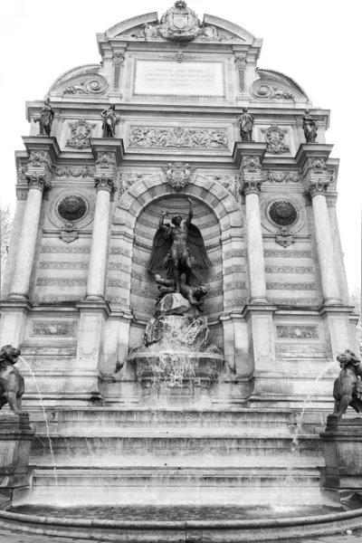 Saint-Michel-Brunnen in Paris — Stockfoto