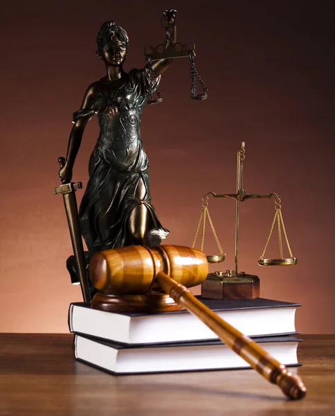 Právo a spravedlnost koncepce, dřevěné kladívko — Stock fotografie
