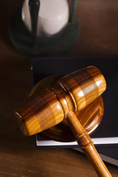 Tema della legge, mazzuolo del giudice, martelletto di legno — Foto Stock