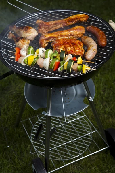 Close-up van vlees op grill — Stockfoto