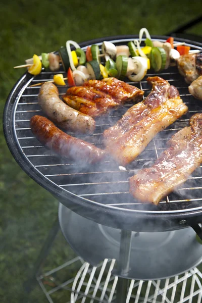 Zbliżenie mięsa na grilla — Zdjęcie stockowe