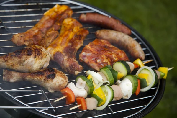 Närbild av kött på grillen — Stockfoto