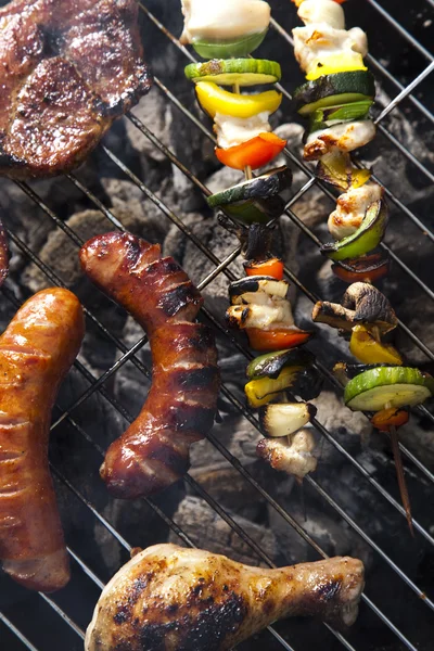 Asar carne en llamas, sabrosa cena — Foto de Stock