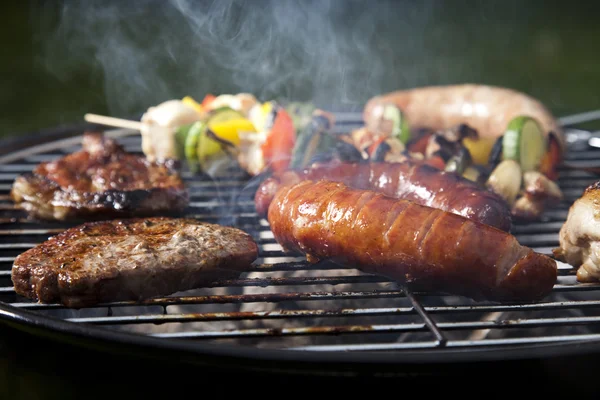 炎で、肉を焼くおいしい夕食 — ストック写真
