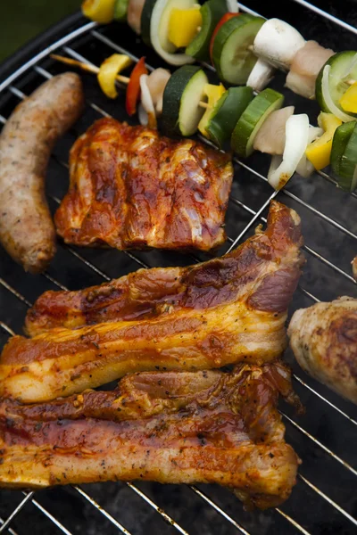 Asar carne en llamas, sabrosa cena —  Fotos de Stock