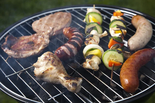 Barbecue een warme zomer avond, grillen — Stockfoto