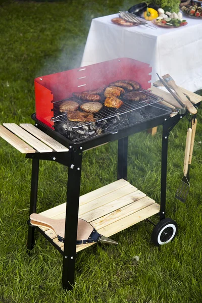 Barbecue una calda serata estiva, Grigliate — Foto Stock