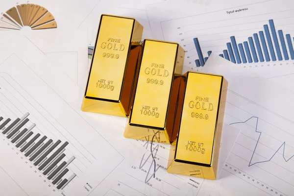 Financiële indicatoren, grafiek, goudstaaf, geld — Stockfoto