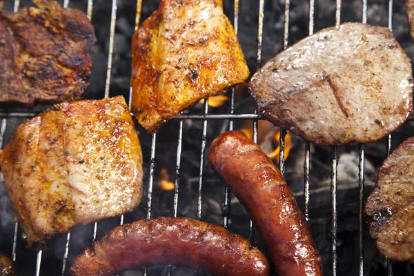 Koken op de barbecue grill Rechtenvrije Stockfoto's