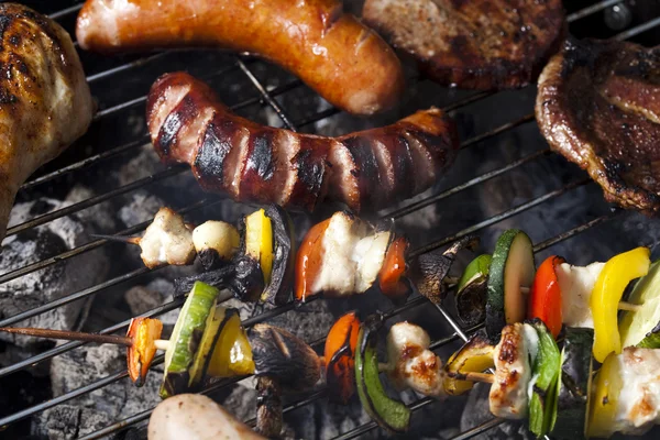 Koken op de barbecue grill Stockfoto