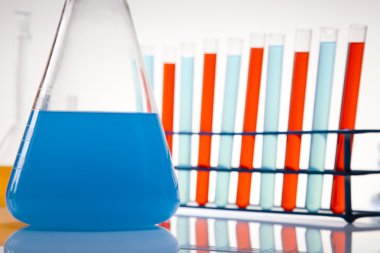 Laboratuvar şişe sıvıları farklı renkler ile