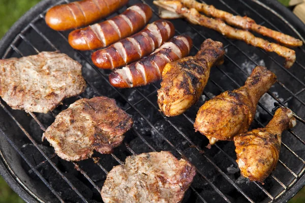 Koken op de barbecue grill — Stockfoto