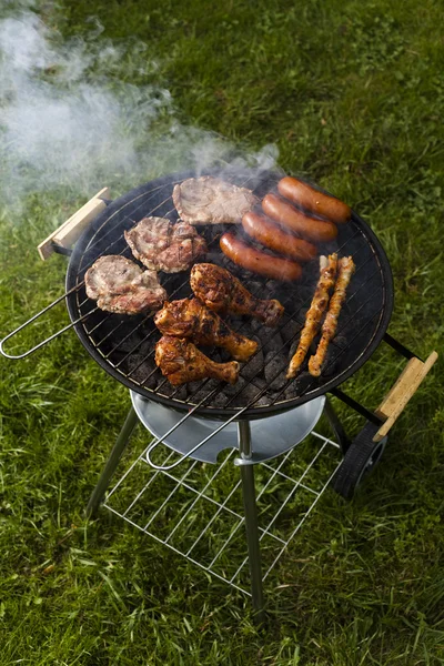 Barbecue una calda serata estiva, Grigliate — Foto Stock