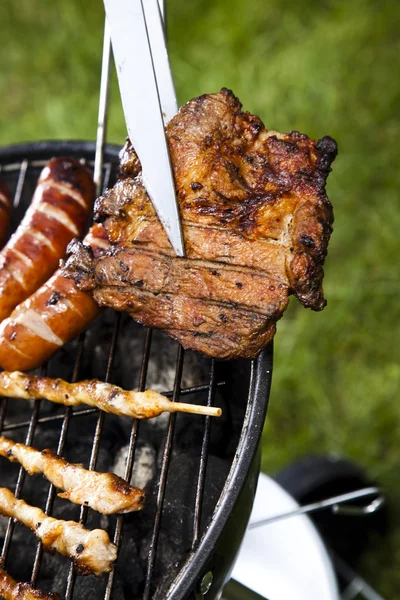 Barbecue een warme zomer avond, grillen — Stockfoto