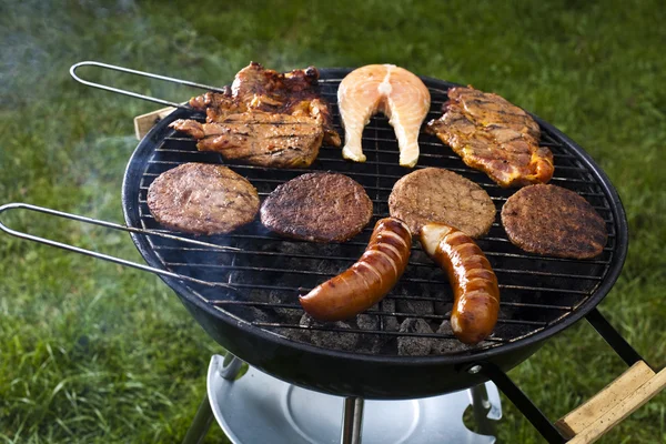 Close-up van vlees op grill — Stockfoto