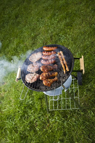 Barbecue a hot summer evening, Grilling — Stock Photo, Image