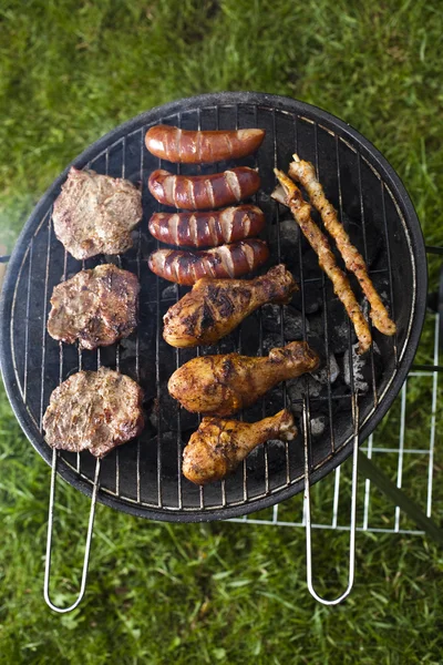 Ψήσιμο στη σχάρα κρέας στις φλόγες, νόστιμο δείπνο — Φωτογραφία Αρχείου