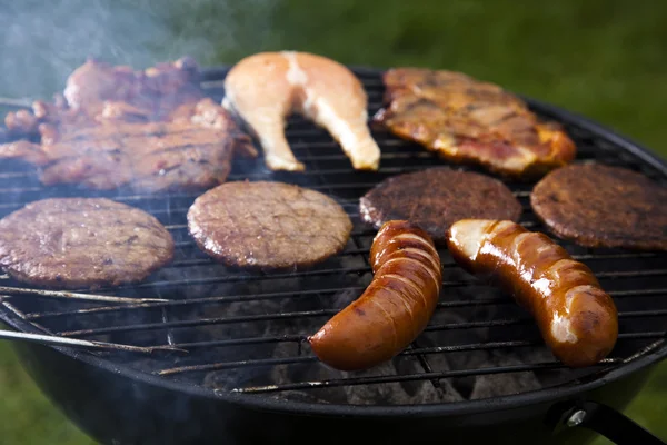 Grillowania mięsa w płomieniach, smaczny obiad — Zdjęcie stockowe