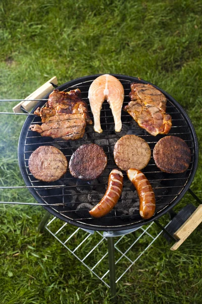 Grilla kött i lågor, god middag — Stockfoto