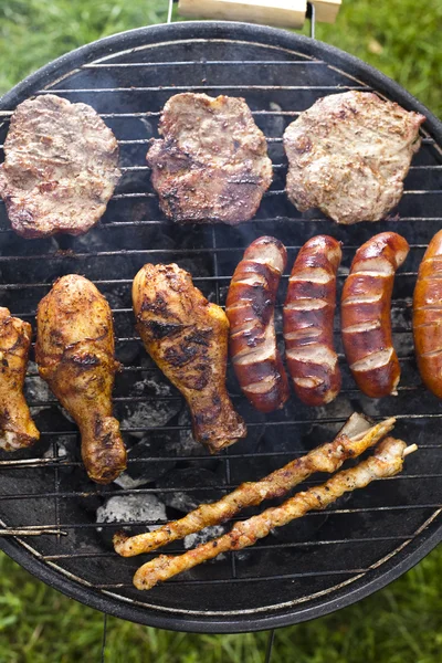 Grelhar carne em chamas, jantar saboroso — Fotografia de Stock