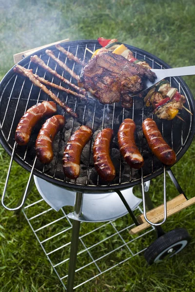 Barbecue a hot summer evening, Grilling — Stock Photo, Image
