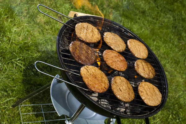 Biefstuk, grillen in zomer weekend — Stockfoto