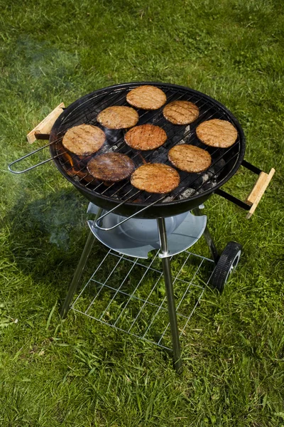 Stek, grillowanie w letni weekend — Zdjęcie stockowe